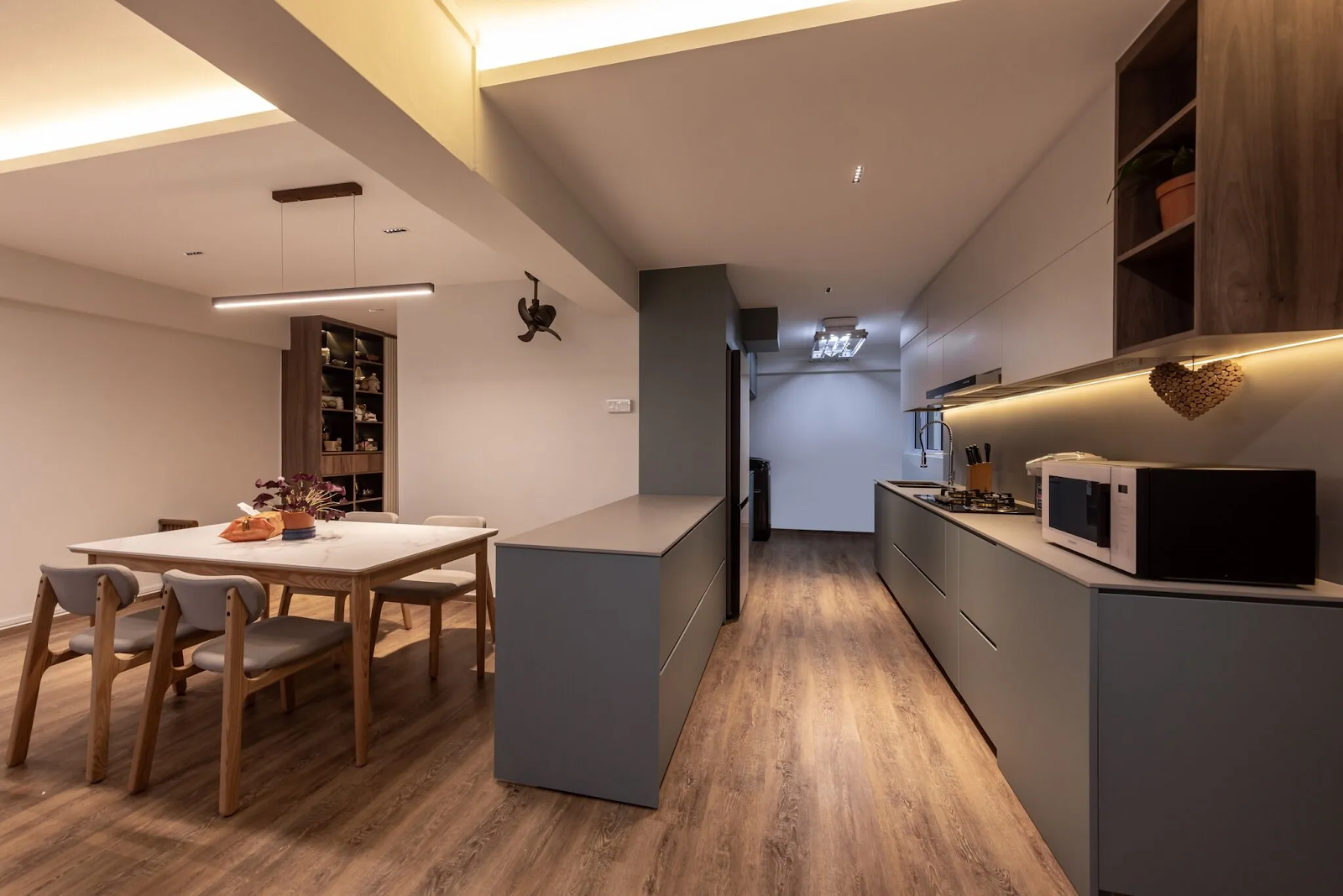 Multifunctional island in a kitchen and dining area